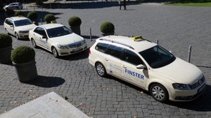 3 Taxis vor dem wiesbadener Kurhaus.